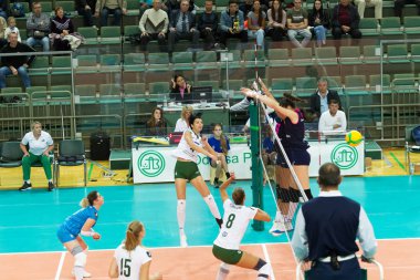 Odessa, Güney, Ukrayna - 15 Ekim 2019: Avrupa Bayanlar Voleybol Şampiyonası. Dişi Khimik Yuzhny - Mladost Zagreb Hırvatistan. Cev Şampiyonlar Ligi Volesi 2020. Kadın Yoğun Voleybol Oyunu