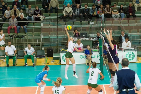 Odessa, Güney, Ukrayna - 15 Ekim 2019: Avrupa Bayanlar Voleybol Şampiyonası. Dişi Khimik Yuzhny - Mladost Zagreb Hırvatistan. Cev Şampiyonlar Ligi Volesi 2020. Kadın Yoğun Voleybol Oyunu