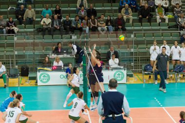 Odessa, Güney, Ukrayna - 15 Ekim 2019: Avrupa Bayanlar Voleybol Şampiyonası. Dişi Khimik Yuzhny - Mladost Zagreb Hırvatistan. Cev Şampiyonlar Ligi Volesi 2020. Kadın Yoğun Voleybol Oyunu