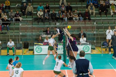Odessa, Güney, Ukrayna - 15 Ekim 2019: Avrupa Bayanlar Voleybol Şampiyonası. Dişi Khimik Yuzhny - Mladost Zagreb Hırvatistan. Cev Şampiyonlar Ligi Volesi 2020. Kadın Yoğun Voleybol Oyunu