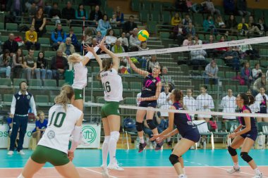 Odessa, Güney, Ukrayna - 15 Ekim 2019: Avrupa Bayanlar Voleybol Şampiyonası. Dişi Khimik Yuzhny - Mladost Zagreb Hırvatistan. Cev Şampiyonlar Ligi Volesi 2020. Kadın Yoğun Voleybol Oyunu