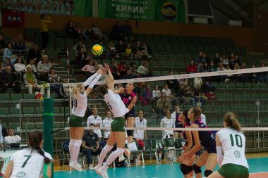 Odessa, Güney, Ukrayna - 15 Ekim 2019: Avrupa Bayanlar Voleybol Şampiyonası. Dişi Khimik Yuzhny - Mladost Zagreb Hırvatistan. Cev Şampiyonlar Ligi Volesi 2020. Kadın Yoğun Voleybol Oyunu