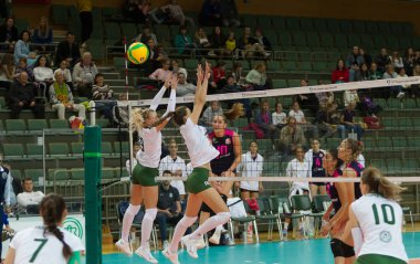 Odessa, Güney, Ukrayna - 15 Ekim 2019: Avrupa Bayanlar Voleybol Şampiyonası. Dişi Khimik Yuzhny - Mladost Zagreb Hırvatistan. Cev Şampiyonlar Ligi Volesi 2020. Kadın Yoğun Voleybol Oyunu