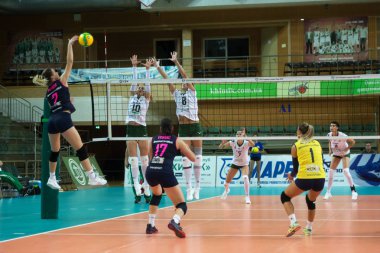 Odessa, Güney, Ukrayna - 15 Ekim 2019: Avrupa Bayanlar Voleybol Şampiyonası. Dişi Khimik Yuzhny - Mladost Zagreb Hırvatistan. Cev Şampiyonlar Ligi Volesi 2020. Kadın Yoğun Voleybol Oyunu