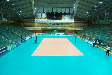 Odessa, Güney, Ukrayna - 15 Ekim 2019. Avrupa Kadınlar Voleybol Şampiyonası. Voleybol sahası, maç beklentisiyle hazırlandı. Cev Şampiyonlar Ligi Volesi 2020