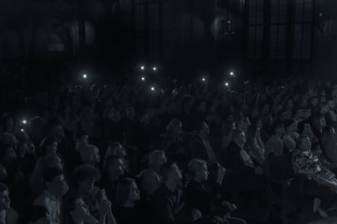 Odessa, Ukrayna - 15 Ekim 2019: Tiyatrodaki bir konserde seyirciler Naomi Ulusal Enstrüman Orkestrası 'nın popüler performansının keyfini çıkarıyorlar