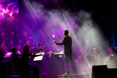 Odessa, Ukrayna - 16 Temmuz 2019: Odessa Opera Binası 'nın tiyatro sahnesinde Andrei Cherny Senfoni Orkestrası konseri. Senfoni orkestrasının müzisyenleri Oscar 'ı sinemada çaldılar.