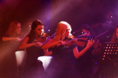 Odessa, Ukrayna - 16 Temmuz 2019: Odessa Opera Binası 'nın tiyatro sahnesinde Andrei Cherny Senfoni Orkestrası konseri. Senfoni orkestrasının müzisyenleri Oscar 'ı sinemada çaldılar.