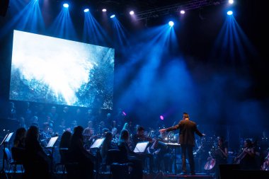 Odessa, Ukrayna - 16 Temmuz 2019: Odessa Opera Binası 'nın tiyatro sahnesinde Andrei Cherny Senfoni Orkestrası konseri. Senfoni orkestrasının müzisyenleri Oscar 'ı sinemada çaldılar.