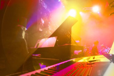 Odessa, Ukrayna - 16 Temmuz 2019: Odessa Opera Binası 'nın tiyatro sahnesinde Andrei Cherny Senfoni Orkestrası konseri. Senfoni orkestrasının müzisyenleri Oscar 'ı sinemada çaldılar.