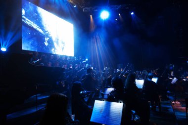 Odessa, Ukrayna - 16 Temmuz 2019: Odessa Opera Binası 'nın tiyatro sahnesinde Andrei Cherny Senfoni Orkestrası konseri. Senfoni orkestrasının müzisyenleri Oscar 'ı sinemada çaldılar.