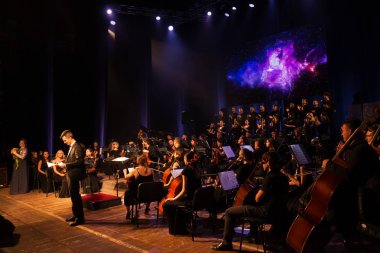 Odessa, Ukrayna - 16 Temmuz 2019: Odessa Opera Binası 'nın tiyatro sahnesinde Andrei Cherny Senfoni Orkestrası konseri. Senfoni orkestrasının müzisyenleri Oscar 'ı sinemada çaldılar.