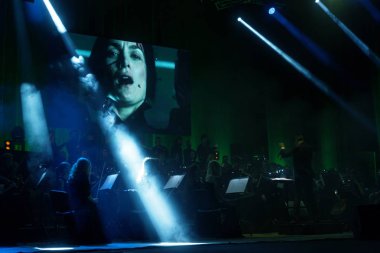 Odessa, Ukrayna - 16 Temmuz 2019: Odessa Opera Binası 'nın tiyatro sahnesinde Andrei Cherny Senfoni Orkestrası konseri. Senfoni orkestrasının müzisyenleri Oscar 'ı sinemada çaldılar.