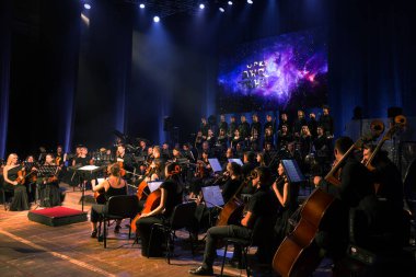 Odessa, Ukrayna - 16 Temmuz 2019: Odessa Opera Binası 'nın tiyatro sahnesinde Andrei Cherny Senfoni Orkestrası konseri. Senfoni orkestrasının müzisyenleri Oscar 'ı sinemada çaldılar.