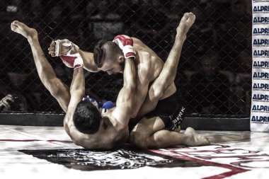 Odessa, Ukrayna - 13 Aralık: Atletizm Mma, karışık dövüş sanatları savaşçı hücrede rekabet neden yumruk atıyor ve başladı. Dramatik an savaş, 13 Aralık 2014 Odessa, Ukrayna