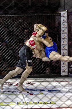 Odessa, Ukrayna - 13 Aralık: Atletizm Mma, karışık dövüş sanatları savaşçı hücrede rekabet neden yumruk atıyor ve başladı. Dramatik an savaş, 13 Aralık 2014 Odessa, Ukrayna