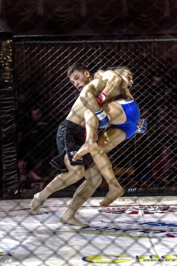 Odessa, Ukrayna - 13 Aralık: Atletizm Mma, karışık dövüş sanatları savaşçı hücrede rekabet neden yumruk atıyor ve başladı. Dramatik an savaş, 13 Aralık 2014 Odessa, Ukrayna