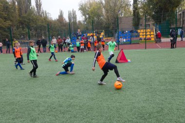 Odessa, Ukrayna 26 Ekim 2019: Fc Shakhtar Sosyal Programı çocuk futbol sporlarının gelişimi, sağlıklı yaşam tarzları. Gençler futbol festivali sırasında yeşil futsal sahasında futbol oynuyorlar.