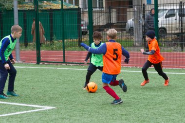 Odessa, Ukrayna 26 Ekim 2019: Fc Shakhtar Sosyal Programı çocuk futbol sporlarının gelişimi, sağlıklı yaşam tarzları. Gençler futbol festivali sırasında yeşil futsal sahasında futbol oynuyorlar.