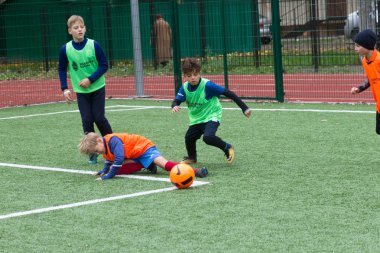 Odessa, Ukrayna 26 Ekim 2019: Fc Shakhtar Sosyal Programı çocuk futbol sporlarının gelişimi, sağlıklı yaşam tarzları. Gençler futbol festivali sırasında yeşil futsal sahasında futbol oynuyorlar.