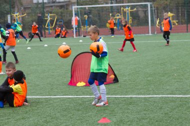 Odessa, Ukrayna 26 Ekim 2019: Fc Shakhtar Sosyal Programı çocuk futbol sporlarının gelişimi, sağlıklı yaşam tarzları. Gençler futbol festivali sırasında yeşil futsal sahasında futbol oynuyorlar.