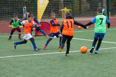 Odessa, Ukrayna 26 Ekim 2019: Fc Shakhtar Sosyal Programı çocuk futbol sporlarının gelişimi, sağlıklı yaşam tarzları. Gençler futbol festivali sırasında yeşil futsal sahasında futbol oynuyorlar.