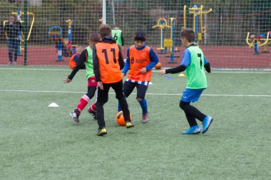 Odessa, Ukrayna 26 Ekim 2019: Fc Shakhtar Sosyal Programı çocuk futbol sporlarının gelişimi, sağlıklı yaşam tarzları. Gençler futbol festivali sırasında yeşil futsal sahasında futbol oynuyorlar.