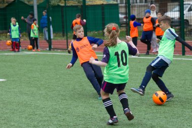 Odessa, Ukrayna 26 Ekim 2019: Fc Shakhtar Sosyal Programı çocuk futbol sporlarının gelişimi, sağlıklı yaşam tarzları. Gençler futbol festivali sırasında yeşil futsal sahasında futbol oynuyorlar.