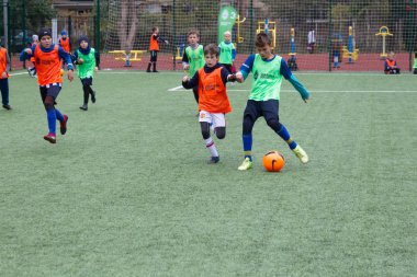 Odessa, Ukrayna 26 Ekim 2019: Fc Shakhtar Sosyal Programı çocuk futbol sporlarının gelişimi, sağlıklı yaşam tarzları. Gençler futbol festivali sırasında yeşil futsal sahasında futbol oynuyorlar.