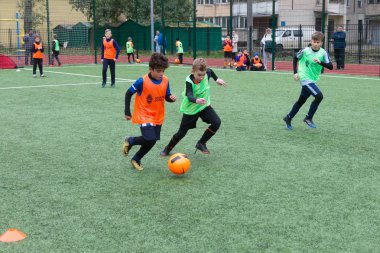Odessa, Ukrayna 26 Ekim 2019: Fc Shakhtar Sosyal Programı çocuk futbol sporlarının gelişimi, sağlıklı yaşam tarzları. Gençler futbol festivali sırasında yeşil futsal sahasında futbol oynuyorlar.