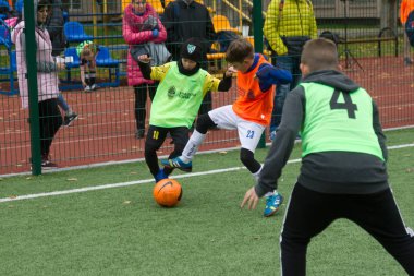 Odessa, Ukrayna 26 Ekim 2019: Fc Shakhtar Sosyal Programı çocuk futbol sporlarının gelişimi, sağlıklı yaşam tarzları. Gençler futbol festivali sırasında yeşil futsal sahasında futbol oynuyorlar.