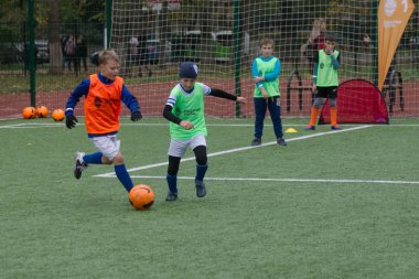 Odessa, Ukrayna 26 Ekim 2019: Fc Shakhtar Sosyal Programı çocuk futbol sporlarının gelişimi, sağlıklı yaşam tarzları. Gençler futbol festivali sırasında yeşil futsal sahasında futbol oynuyorlar.