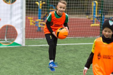 Odessa, Ukrayna 26 Ekim 2019: Fc Shakhtar Sosyal Programı çocuk futbol sporlarının gelişimi, sağlıklı yaşam tarzları. Gençler futbol festivali sırasında yeşil futsal sahasında futbol oynuyorlar.