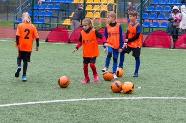Odessa, Ukrayna 26 Ekim 2019: Fc Shakhtar Sosyal Programı çocuk futbol sporlarının gelişimi, sağlıklı yaşam tarzları. Gençler futbol festivali sırasında yeşil futsal sahasında futbol oynuyorlar.