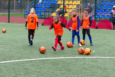 Odessa, Ukrayna 26 Ekim 2019: Fc Shakhtar Sosyal Programı çocuk futbol sporlarının gelişimi, sağlıklı yaşam tarzları. Gençler futbol festivali sırasında yeşil futsal sahasında futbol oynuyorlar.
