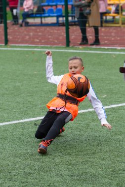Odessa, Ukrayna 26 Ekim 2019: Fc Shakhtar Sosyal Programı çocuk futbol sporlarının gelişimi, sağlıklı yaşam tarzları. Gençler futbol festivali sırasında yeşil futsal sahasında futbol oynuyorlar.
