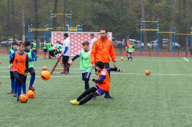 Odessa, Ukrayna 26 Ekim 2019: Fc Shakhtar Sosyal Programı çocuk futbol sporlarının gelişimi, sağlıklı yaşam tarzları. Gençler futbol festivali sırasında yeşil futsal sahasında futbol oynuyorlar.