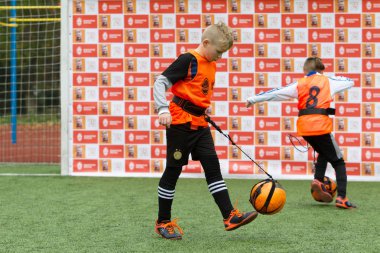 Odessa, Ukrayna 26 Ekim 2019: Fc Shakhtar Sosyal Programı çocuk futbol sporlarının gelişimi, sağlıklı yaşam tarzları. Gençler futbol festivali sırasında yeşil futsal sahasında futbol oynuyorlar.