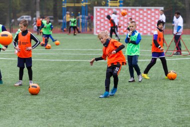 Odessa, Ukrayna 26 Ekim 2019: Fc Shakhtar Sosyal Programı çocuk futbol sporlarının gelişimi, sağlıklı yaşam tarzları. Gençler futbol festivali sırasında yeşil futsal sahasında futbol oynuyorlar.