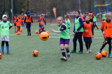 Odessa, Ukrayna 26 Ekim 2019: Fc Shakhtar Sosyal Programı çocuk futbol sporlarının gelişimi, sağlıklı yaşam tarzları. Gençler futbol festivali sırasında yeşil futsal sahasında futbol oynuyorlar.