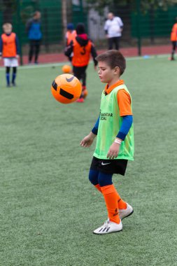 Odessa, Ukrayna 26 Ekim 2019: Fc Shakhtar Sosyal Programı çocuk futbol sporlarının gelişimi, sağlıklı yaşam tarzları. Gençler futbol festivali sırasında yeşil futsal sahasında futbol oynuyorlar.