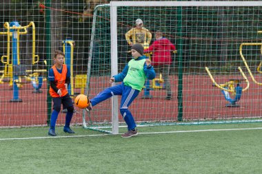 Odessa, Ukrayna 26 Ekim 2019: Fc Shakhtar Sosyal Programı çocuk futbol sporlarının gelişimi, sağlıklı yaşam tarzları. Gençler futbol festivali sırasında yeşil futsal sahasında futbol oynuyorlar.