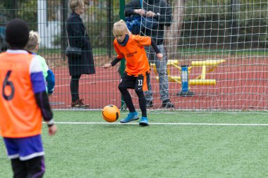 Odessa, Ukrayna 26 Ekim 2019: Fc Shakhtar Sosyal Programı çocuk futbol sporlarının gelişimi, sağlıklı yaşam tarzları. Gençler futbol festivali sırasında yeşil futsal sahasında futbol oynuyorlar.