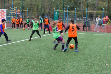 Odessa, Ukrayna 26 Ekim 2019: Fc Shakhtar Sosyal Programı çocuk futbol sporlarının gelişimi, sağlıklı yaşam tarzları. Gençler futbol festivali sırasında yeşil futsal sahasında futbol oynuyorlar.