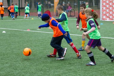Odessa, Ukrayna 26 Ekim 2019: Fc Shakhtar Sosyal Programı çocuk futbol sporlarının gelişimi, sağlıklı yaşam tarzları. Gençler futbol festivali sırasında yeşil futsal sahasında futbol oynuyorlar.