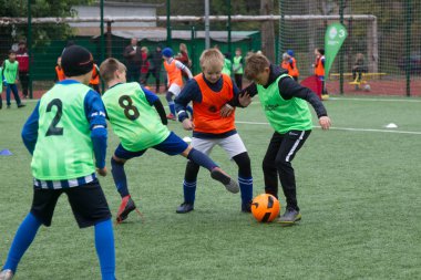 Odessa, Ukrayna 26 Ekim 2019: Fc Shakhtar Sosyal Programı çocuk futbol sporlarının gelişimi, sağlıklı yaşam tarzları. Gençler futbol festivali sırasında yeşil futsal sahasında futbol oynuyorlar.