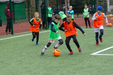 Odessa, Ukrayna 26 Ekim 2019: Fc Shakhtar Sosyal Programı çocuk futbol sporlarının gelişimi, sağlıklı yaşam tarzları. Gençler futbol festivali sırasında yeşil futsal sahasında futbol oynuyorlar.