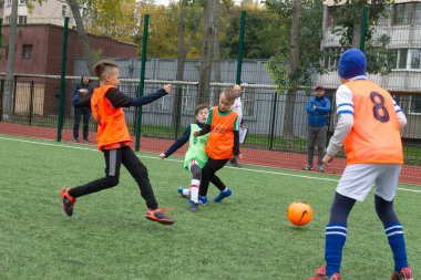 Odessa, Ukrayna 26 Ekim 2019: Fc Shakhtar Sosyal Programı çocuk futbol sporlarının gelişimi, sağlıklı yaşam tarzları. Gençler futbol festivali sırasında yeşil futsal sahasında futbol oynuyorlar.