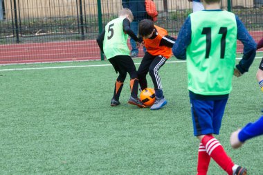 Odessa, Ukrayna 26 Ekim 2019: Fc Shakhtar Sosyal Programı çocuk futbol sporlarının gelişimi, sağlıklı yaşam tarzları. Gençler futbol festivali sırasında yeşil futsal sahasında futbol oynuyorlar.