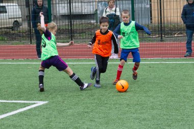 Odessa, Ukrayna 26 Ekim 2019: Fc Shakhtar Sosyal Programı çocuk futbol sporlarının gelişimi, sağlıklı yaşam tarzları. Gençler futbol festivali sırasında yeşil futsal sahasında futbol oynuyorlar.